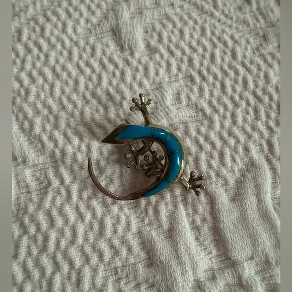 Stylish Silver Gecko Brooch with Blue Accents - Picture 6 of 6